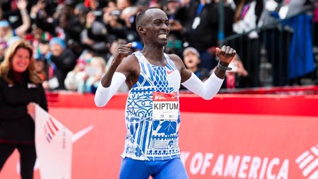 VĐV người Kenya lập kỷ lục thế giới mới trên đường chạy marathon
