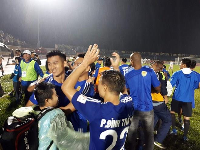 Quảng Nam FC đăng quang V-League sau mùa giải siêu kịch tính