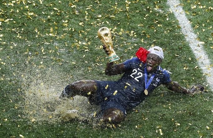 Cầu thủ Pháp trượt cỏ mừng Cup vàng thế giới
