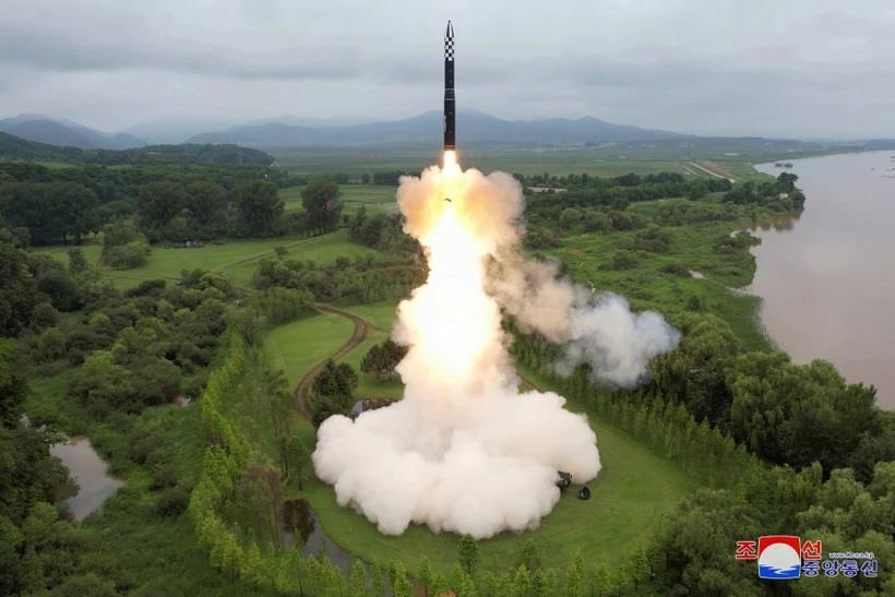 Ông Kim Jong Un đích thân giám sát vụ phóng thử tên lửa đạn đạo xuyên lục địa