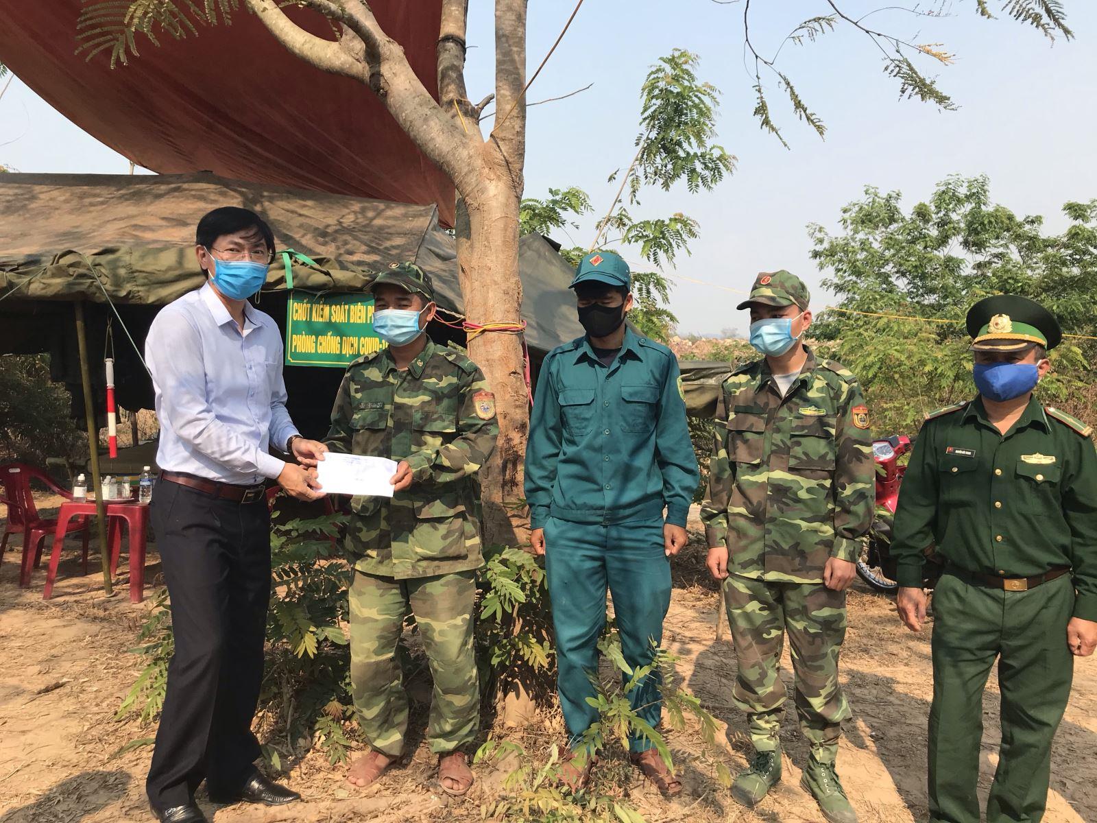Lãnh đạo huyện Hướng Hóa thăm tặng quà cho cán bộ, chiến sĩ Biên phòng đang làm nhiệm vụ phòng, chống Covid-19 tại các chốt  kiểm soát trên tuyến biên giới Việt - Lào