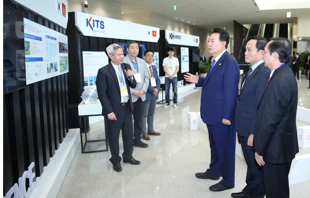 Tổng thống Hàn Quốc thăm Trung tâm nghiên cứu, phát triển của Samsung