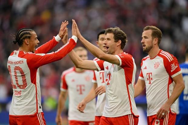 Bayern lên ngôi đầu Bundesliga sau "cơn mưa" bàn thắng và thẻ đỏ