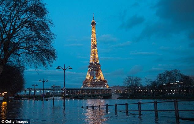 Pháp: Paris chìm trong biển nước, 1.500 người sơ tán