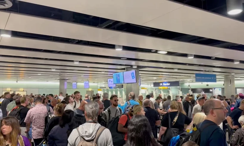 Các sân bay khắp nước Anh gặp sự cố, khiến hàng dài khách phải chờ đợi