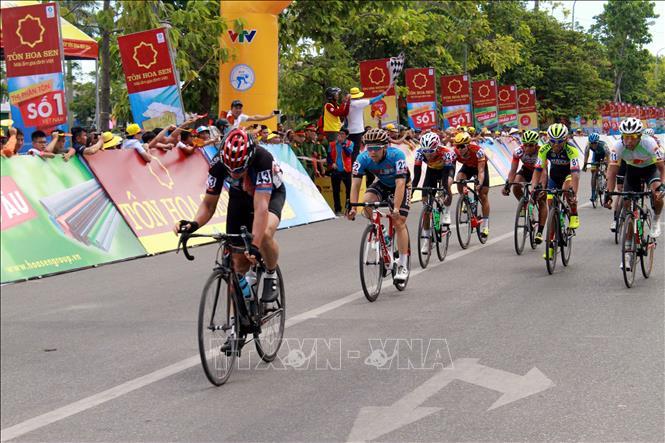 Giải xe đạp Quốc tế VTV Cúp Tôn Hoa Sen năm 2018: Vận động viên Jan Paul Morales về đích đầu tiên ở chặng 3