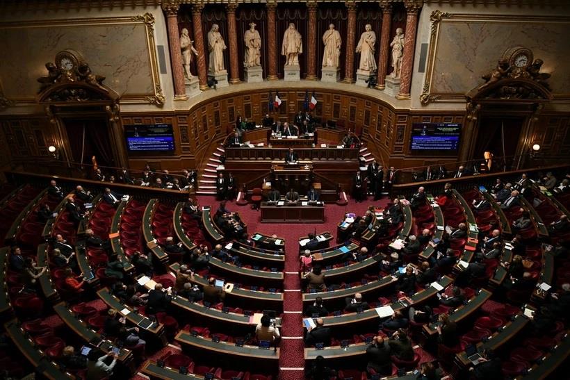 Pháp thông qua Dự luật Nhập cư với các quy định nghiêm ngặt