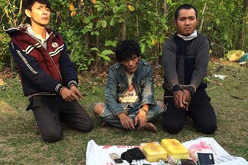 Ba người Lào vận chuyển 24.000 viên ma tuý vào Việt Nam