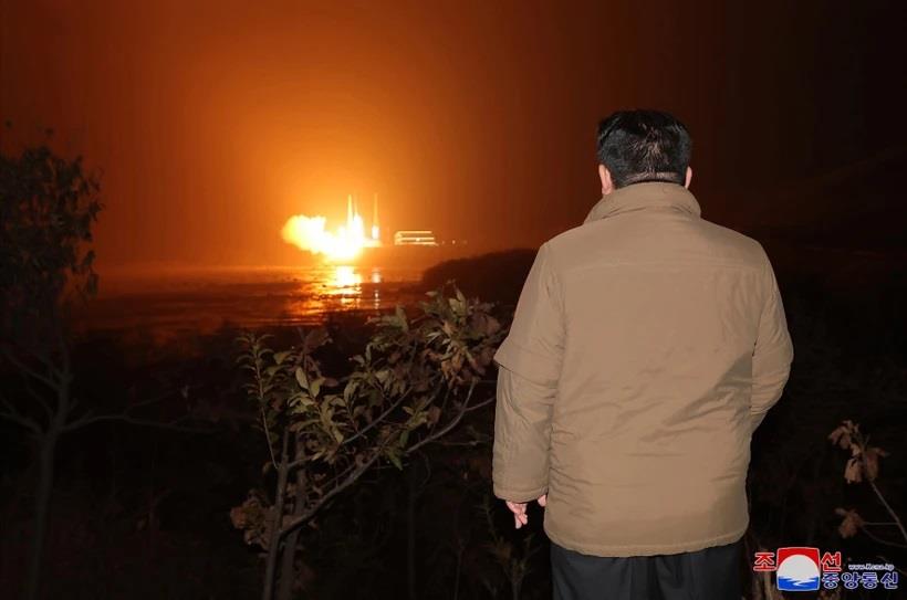 Nhà lãnh đạo Triều Tiên Kim Jong-un thị sát vụ phóng thử tên lửa từ tàu ngầm