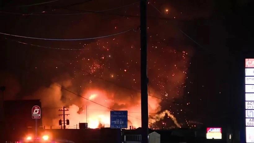 Nhiều vụ nổ gây hỏa hoạn lớn tại khu công nghiệp ở Mỹ