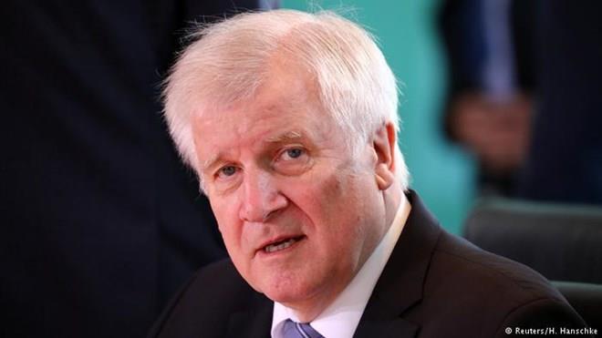 Bất đồng về chính sách tị nạn, Bộ trưởng Nội vụ Đức muốn từ chức