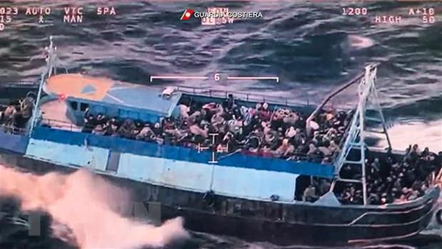 Italy nỗ lực giải cứu hàng nghìn người trên Địa Trung Hải