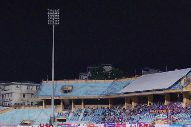 Trận Hà Nội FC gặp Hải Phòng bị tạm dừng vì sự cố mất điện trên sân