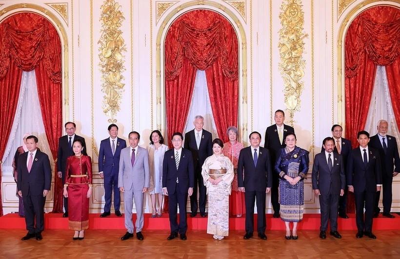 Thủ tướng Nhật Bản cam kết thúc đẩy hợp tác kinh tế với ASEAN