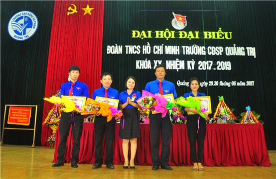 Trao bằng khen cho 2 tập thể, 2 cá nhân của Đoàn trường CĐSP Quảng Trị vì đã có thành tích xuất sắc trong công tác Đoàn và phong trào thanh niên
