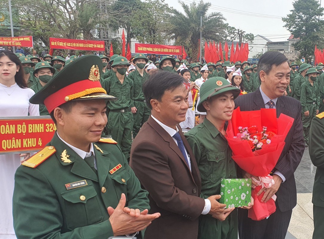 Phó Bí thư Thường trực Tỉnh ủy, Chủ tịch HĐND tỉnh Nguyễn Đăng Quang động viên thanh niên lên đường nhập ngũ tại TP. Đông Hà