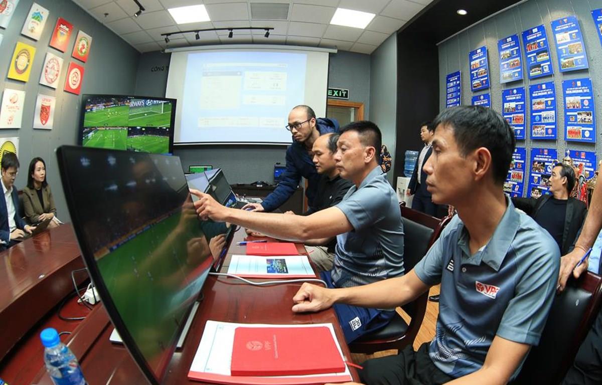 Trọng tài V-League bắt đầu được tập huấn với công nghệ VAR