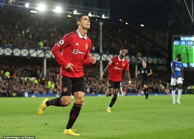Cristiano Ronaldo ghi bàn giúp Manchester United áp sát top 4