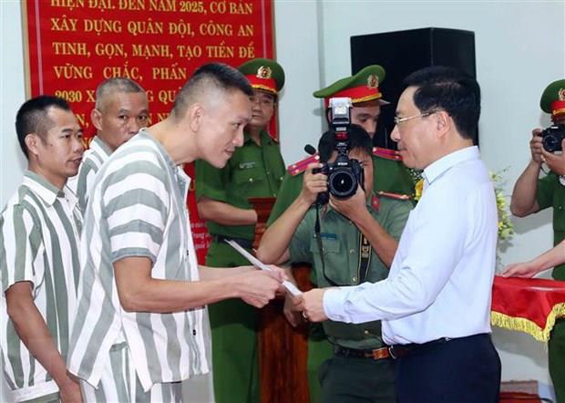 Phó Thủ tướng dự Lễ công bố quyết định đặc xá tại Trại giam Vĩnh Quang