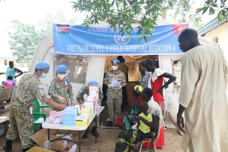 BV dã chiến Việt Nam khám, chữa bệnh thiện nguyện cho người dân Nam Sudan