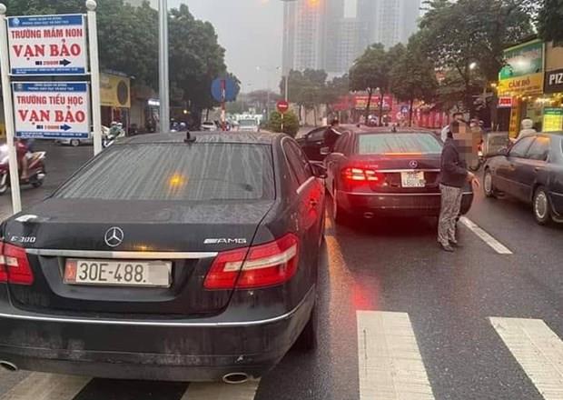 Hà Nội khẩn trương điều tra vụ hai xe ôtô 'song sinh' cùng biển số