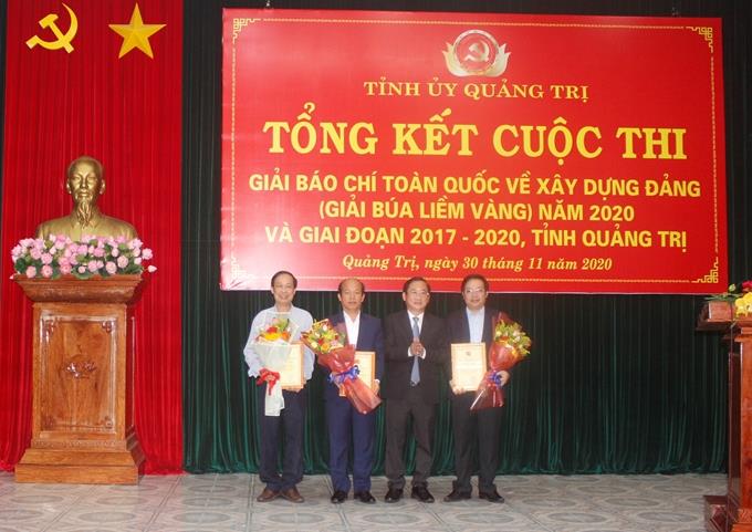 Đồng chí Hồ Đại Nam, UVTV, Trưởng ban Tuyên giáo Tỉnh ủy trao Giấy khen cho 3 tập thể có nhiều thành tích  tham gia tổ chức Giải Búa liềm vàng giai đoạn 2017 - 2020, tỉnh Quảng Trị