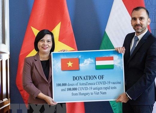 Hungary trao tặng Việt Nam vaccine và vật tư y tế chống COVID-19