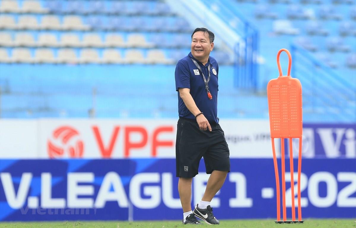 Tân HLV Hà Nội FC mong cầu thủ đoàn kết để bám đuổi HAGL ở V-League