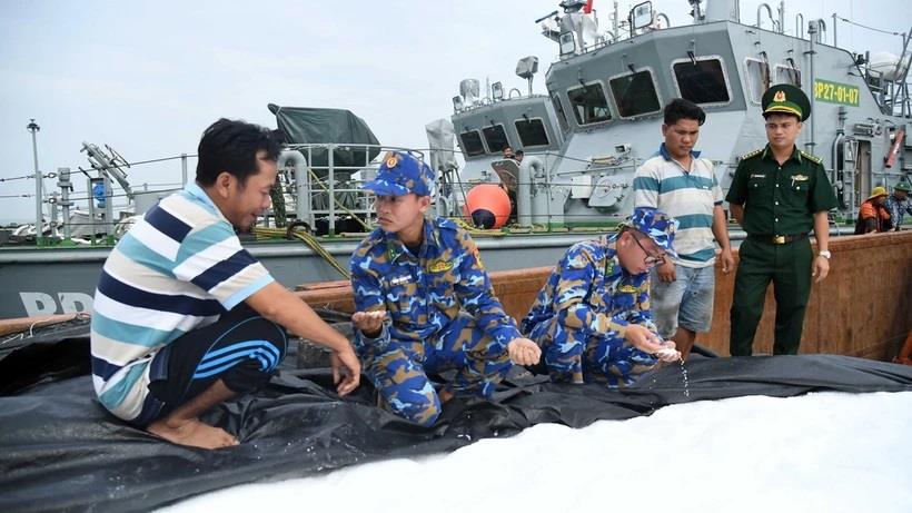 Bộ đội Biên phòng phát hiện tàu chở 100 tấn phân urê không có giấy tờ hợp pháp