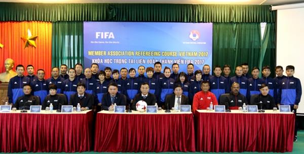 Giảng viên FIFA giúp nâng cao nghiệp vụ cho trọng tài Việt Nam