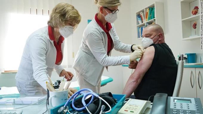 EMA: Không có dấu hiệu vaccine AstraZeneca gây đông máu
