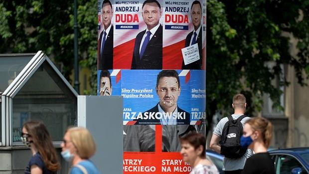 Cử tri Ba Lan đi bỏ phiếu trong cuộc bầu cử tổng thống vòng hai