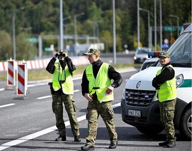 Ba Lan, Séc gia hạn kiểm soát biên giới với Slovakia để hạn chế người di cư