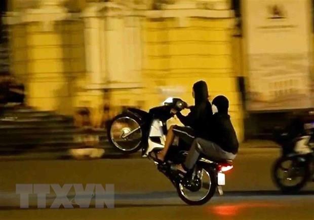 Hà Nội: Khởi tố 6 "quái xế" bốc đầu xe máy trên nhiều tuyến phố