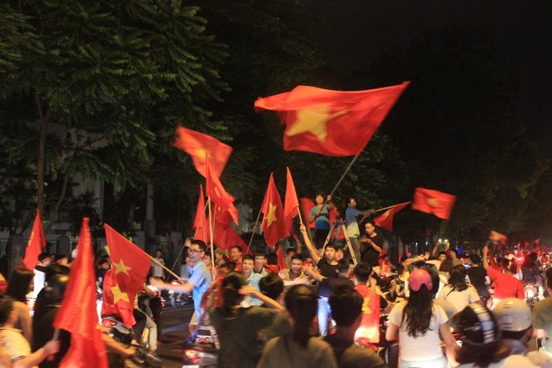 Biển người hâm mộ cuồng nhiệt với chiến thắng của Olympic Việt Nam