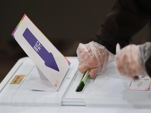 Người Hàn Quốc tích cực đi bỏ phiếu dù vẫn còn dịch COVID-19