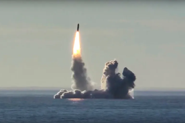 Nga phóng thành công tên lửa đạn đạo Bulava từ tàu ngầm tuần dương