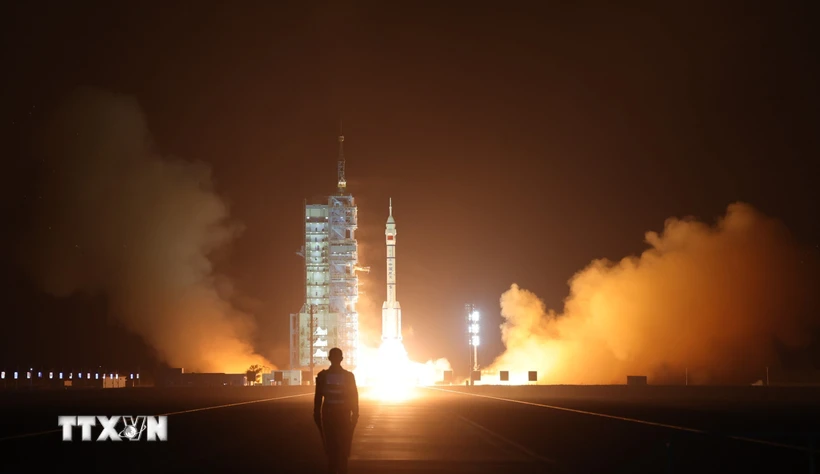 Trung Quốc: Tàu Thần Châu-18 được lắp ghép với Trạm vũ trụ Thiên Cung