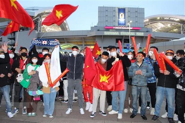 Cổ động viên Việt “khuấy động” sân Saitama trước trận đấu với Nhật Bản