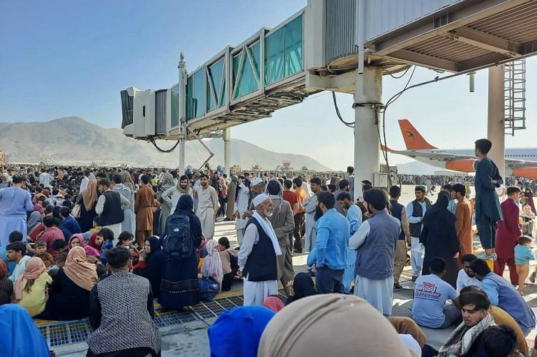Hàng nghìn người tháo chạy khỏi Afghanistan, sân bay Kabul hỗn loạn