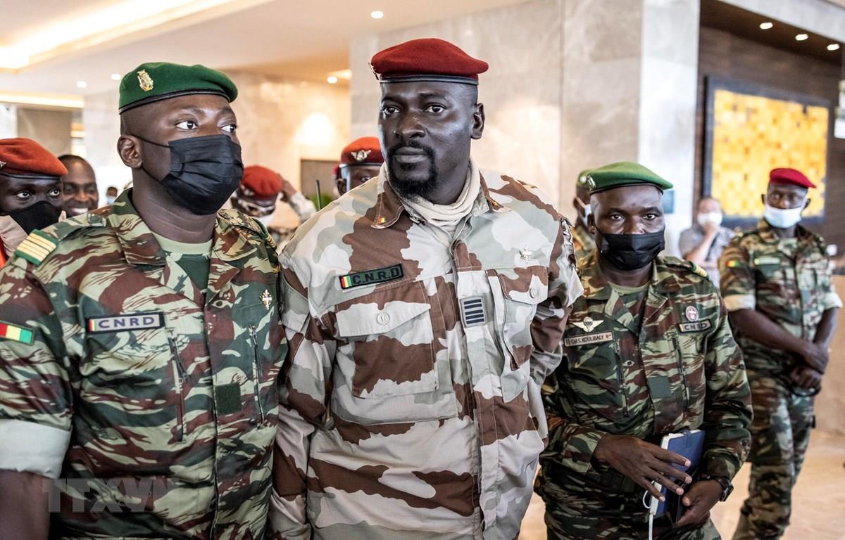 Đại tá Mamady Doumbouya tuyên thệ nhậm chức Tổng thống lâm thời Guinea