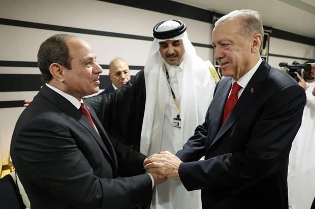 Tổng thống Ai Cập và Thổ Nhĩ Kỳ bắt tay nhau tại Qatar