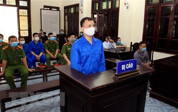 Thái Bình: Phạt tù 3 đối tượng cố ý dùng gạch ném vỡ kính xe khách