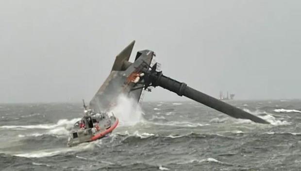 Vụ lật tàu bốc dỡ hàng ở Mỹ: Ít nhất 1 người đã thiệt mạng