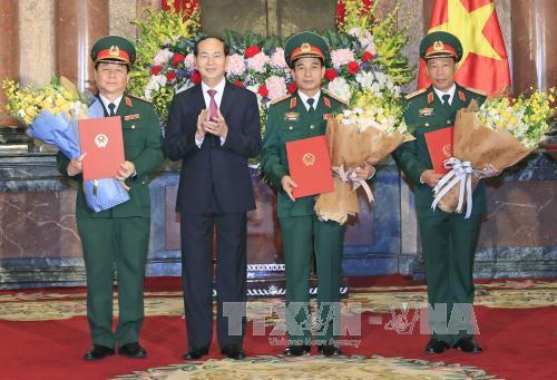 Chủ tịch nước Trần Đại Quang trao Quyết định thăng quân hàm cho các sĩ quan cấp cao của Quân đội