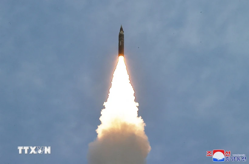 Hàn Quốc: Triều Tiên phóng khoảng 10 tên lửa đạn đạo tầm ngắn