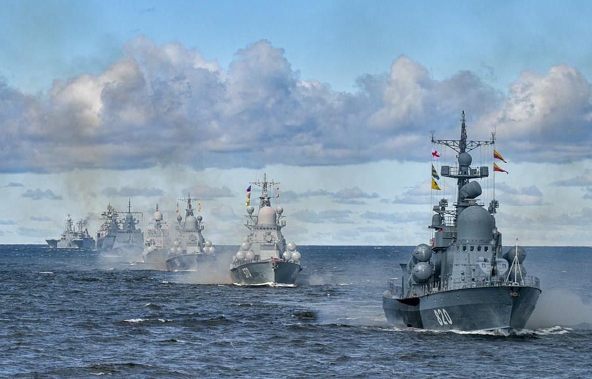 Tổng thống Nga duyệt các tàu chiến tại Lễ diễu binh ngày Hải quân