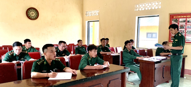 Lớp học tiếng Lào của những chiến sĩ quân hàm xanh