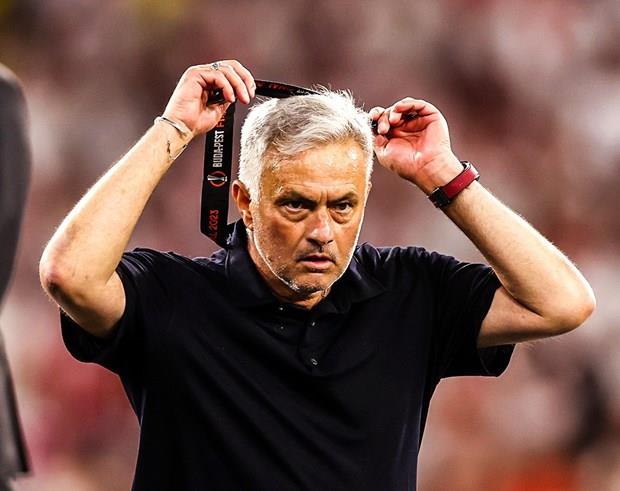 HLV Jose Mourinho ném huy chương lên khán đài sau thất bại