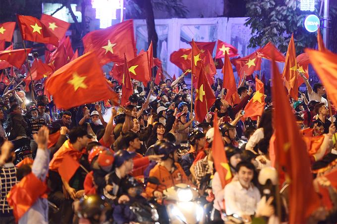 Cả nước vỡ oà niềm vui khi U23 Việt Nam vào chung kết